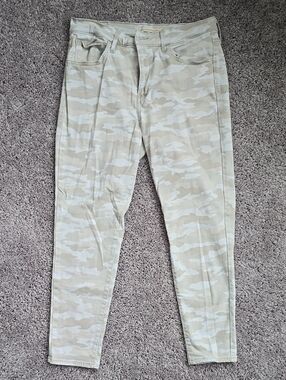 Women's Levi 720 High Rise Super Skinny Crop Camo Slim Fit Pants - Beige Size 30